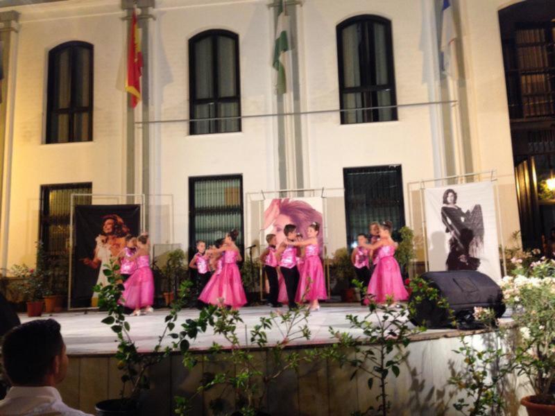Las academias de baile llenan la Plaza de Andalucía para recordar a Rocío Jurado(Chipiona)  