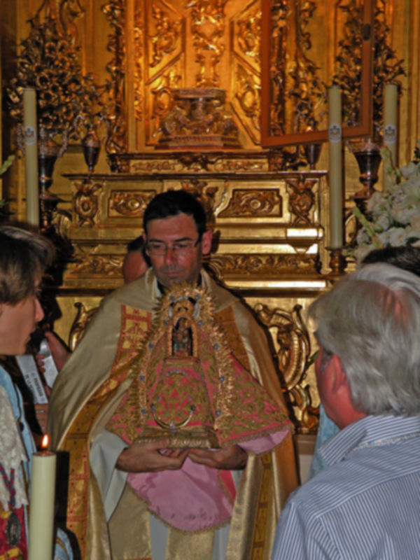 Sevilla.Traslado de Ntra. Sra. de Aguas Santas a su altar de culto para su novena en su honor.
