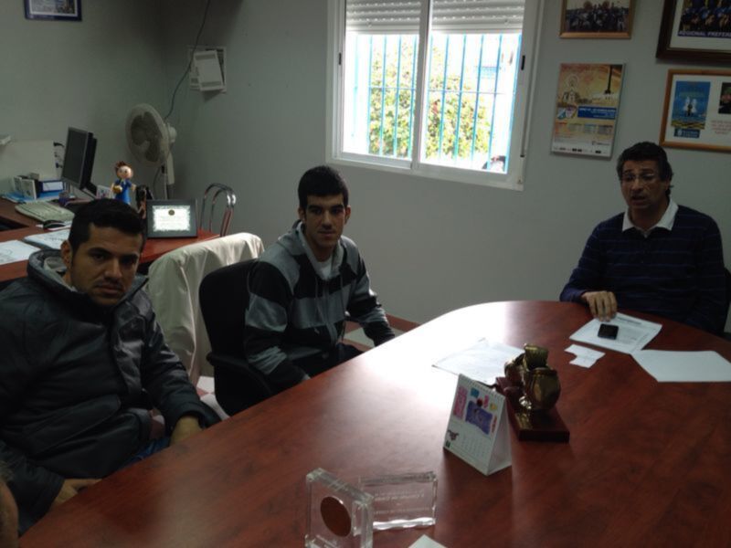 Agustín Lorenzo garantiza el apoyo municipal al nuevo club Triatletas de Caepionis(Chipiona) 