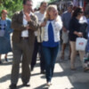 El PP reparte su programa electoral para las europeas del próximo domingo en el mercadillo de los lunes. 