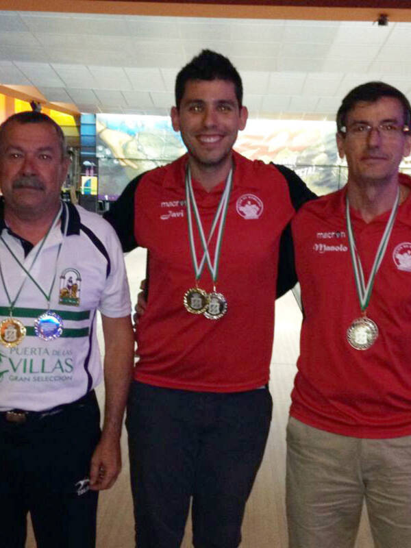 Javier González, del club Sureños de San Fernando, y Pepi Molina, del Bahía de Cádiz, campeones de Andalucía de Bowling.