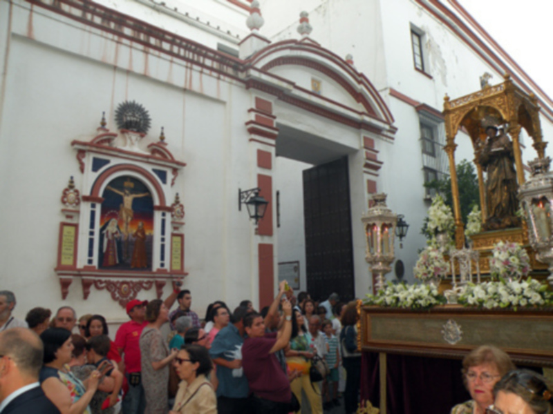 Sevilla .Desde la Iglesia Conventual Franciscana de San Vicente, Procesión de San Antonio de Padua.
