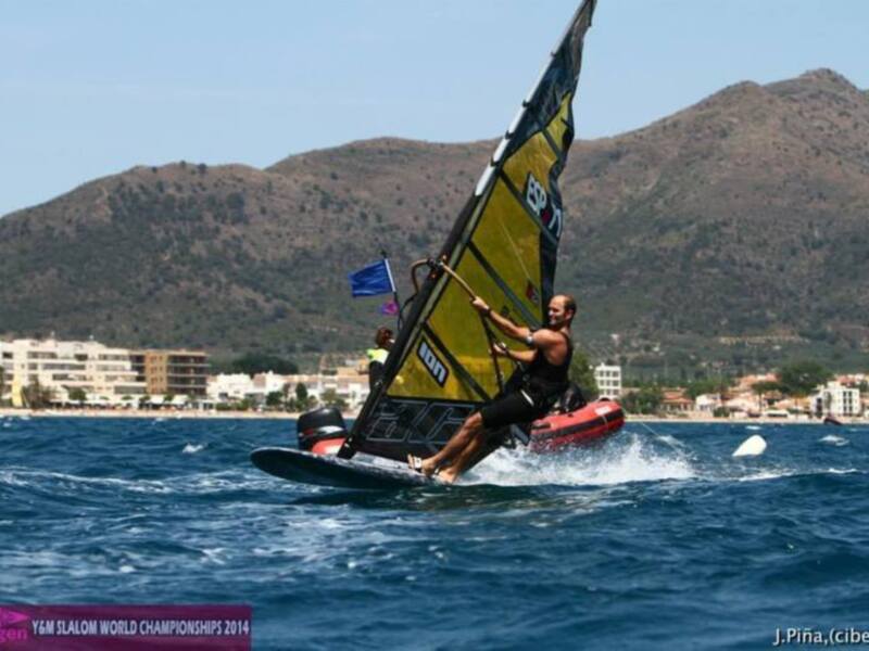 Fernando Martínez del Cerro acaricia el podio en el Mundial Master IFA de Slalom