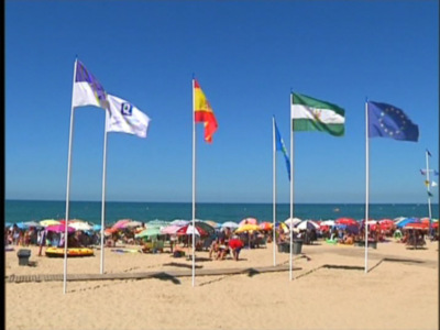 Ya ondean en las tres playas urbanas de Chipiona las banderas de la prestigiosa certificación Q de Calidad