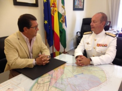 El Alcalde recibe en visita institucional al nuevo Almirante Jefe de la Base Naval de Rota(Chipiona)