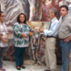 El pintor Julio Ceballos ha entregado hoy 2.000 euros recaudados del sorteo de uno de sus  óleos a la Cocina Social de Chipiona. 