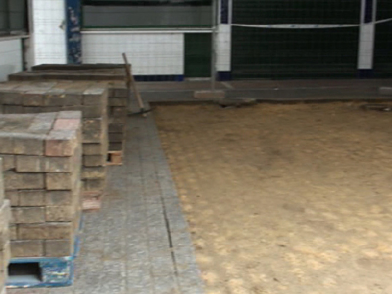 La sustitución de la solería de la Plaza de Abastos supone un paso más en la reforma integral que se ha realizado(Chipiona) 