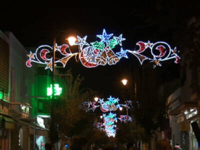 El alumbrado extraordinario de Navidad luce desde el lunes en las zonas más céntricas de la localidad. (Chipiona)
