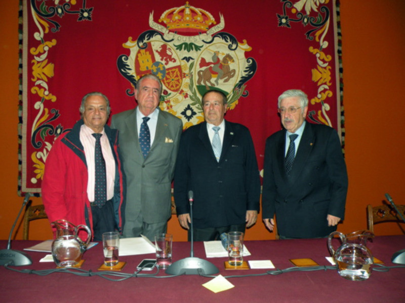En la sala de carteles de la Real Maestranza de Sevilla se celebro la conferencia  taurina de ?Antonio Ordoñez Maestro del Torero? por el escritor y poeta José León Gómez  