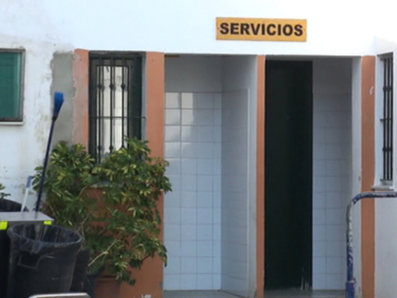 Javier Díaz afirma que los nuevos aseos creados en la Plaza de Abastos permitirán la apertura de los puestos exteriores(Chipiona) 