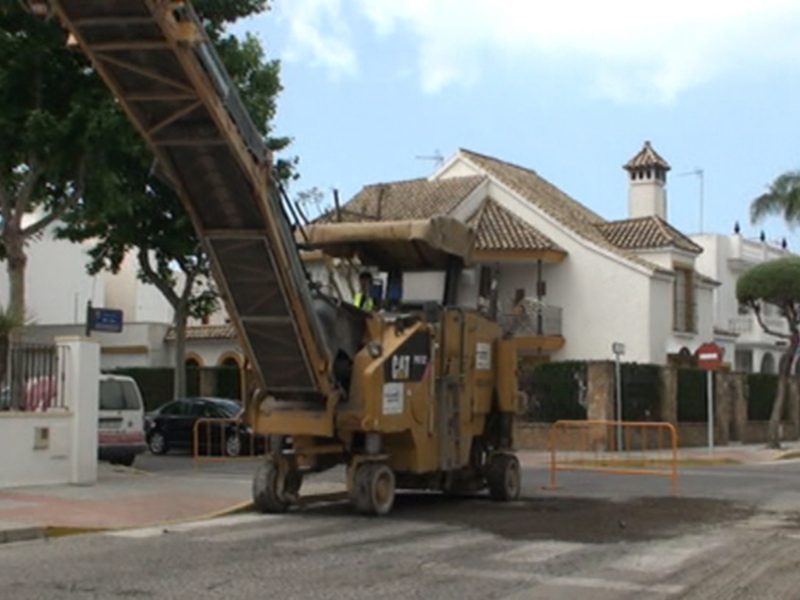 Comienza un doble plan de asfaltado que renovará el firme de más de cuarenta calles en dos meses(Chipiona) 