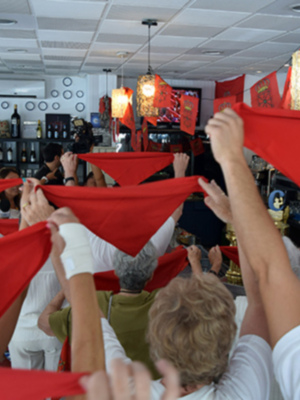 sevilla. En Triana se celebró el chupinazo de las fiestas de San Fermin por el hogar navarro de Sevilla