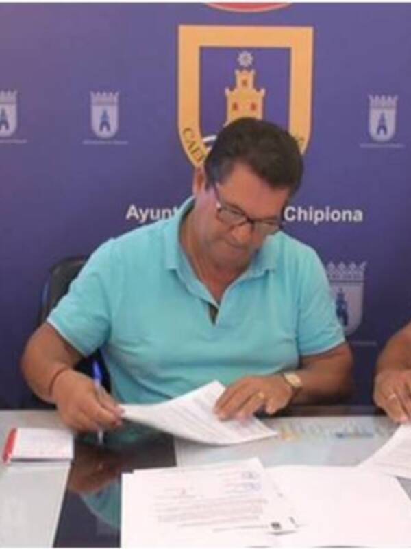 ACITUR formaliza un convenio con el Ayuntamiento por el que recibirá 800 euros para la promocionar el comercio agroalimentario local.(Chipiona)