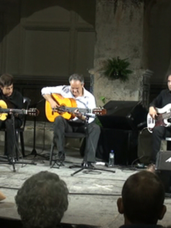Juan Gómez cautiva en un concierto de guitarra que tuvo como escenario el Claustro del Santuario