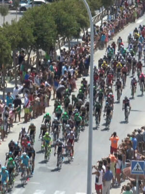 Chipiona salió ayer a la calle masivamente para vivir el paso de la Vuelta a España veinticinco años después