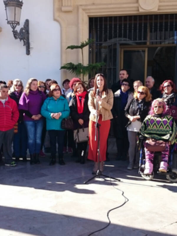 Un crespón negro recuerda a las mujeres fallecidas con motivo de la conmemoración del 25 de noviembre(Chipiona)