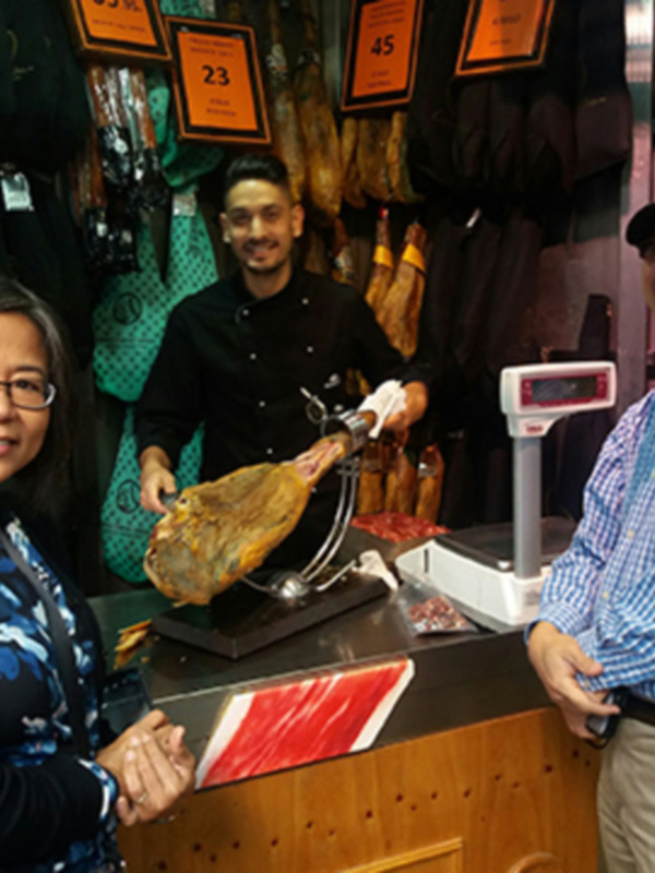 El jamón un atractivo culinario para turistas que visitan Sevilla.