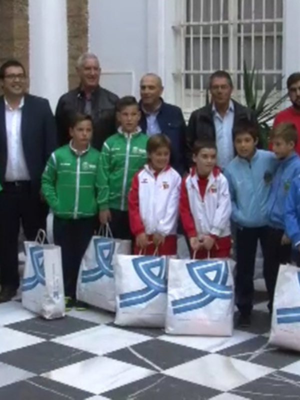 La Escuela de Fútbol recibe material deportivo por su participación en la Copa Diputación(Chipiona)