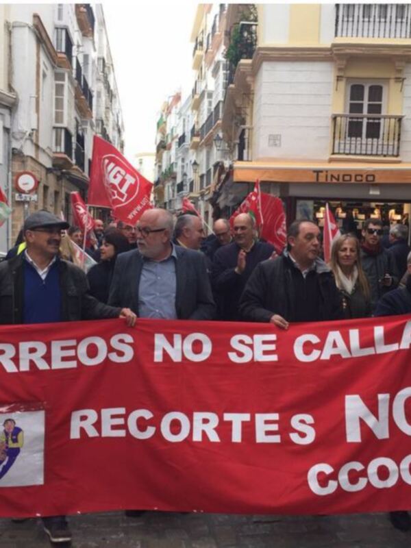 IU se solidariza con los trabajadores de Correos asistiendo a la manifestación en Cádiz contra los paulatinos recortes del Gobierno