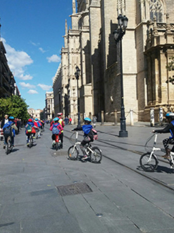 Ciclistas en una ruta urbana por la catedral, Valencia.
