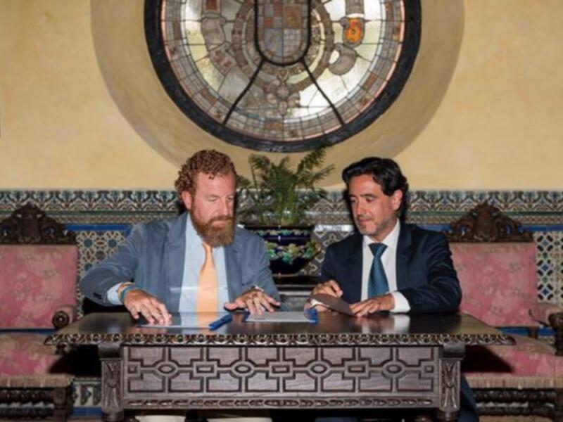 La AHS firma un convenio con Las Dueñas para promocionar las visitas a la casa palacio