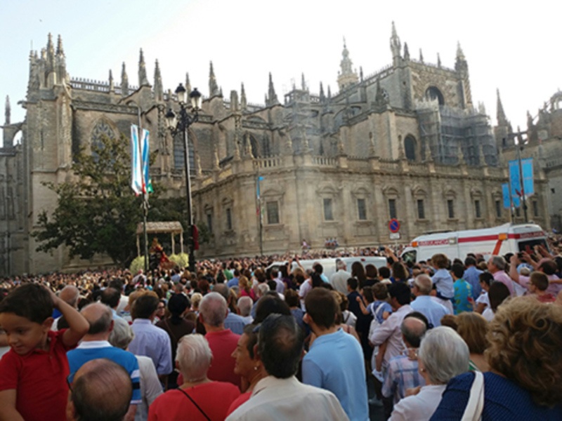 Fiesta en la plaza frente a la Catedral de Sevilla, con multitud de personas celebrando.