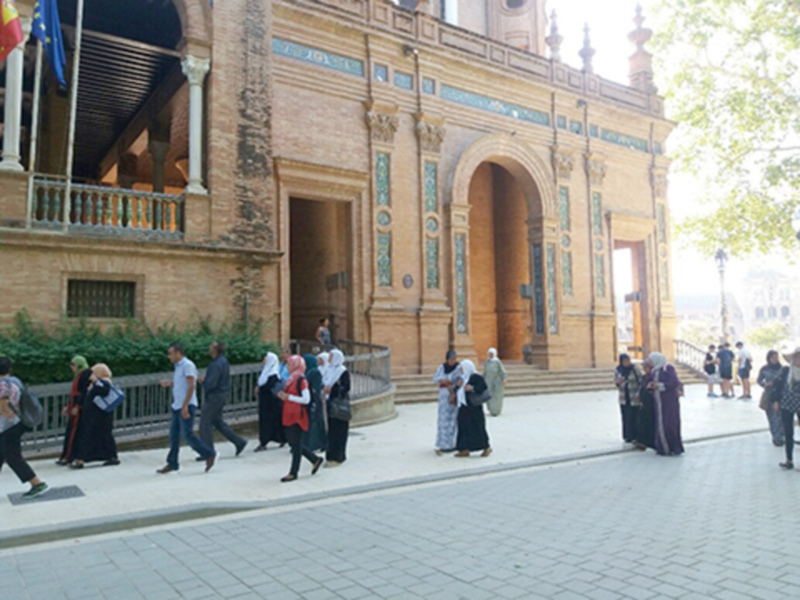 Paz y tranquilidad en un entorno urbano, con personas caminando frente a una arquitectura histórica.