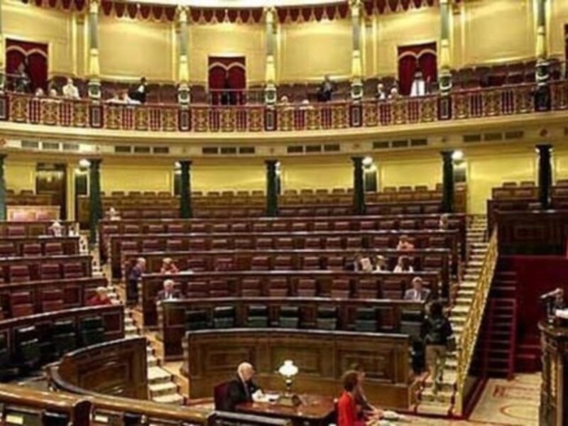 A todos los partidos políticos :Si no trabajan que tampoco cobren.