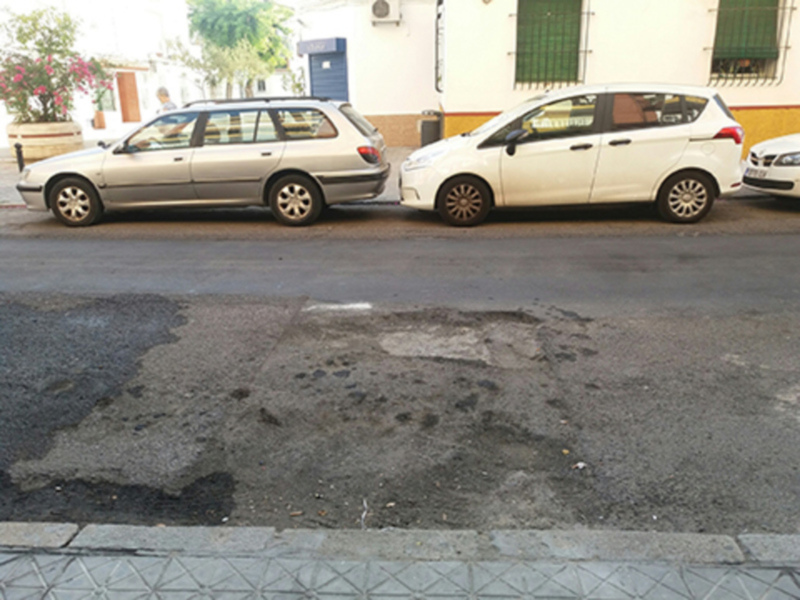 Baches y socavones en las calles de Sevilla