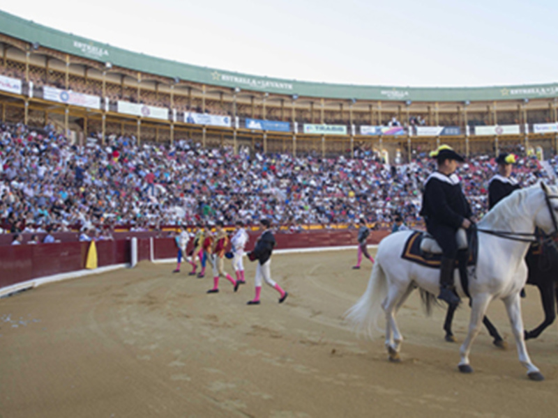 Polope y Serrano salen a hombros en la segunda clase práctica de la feria