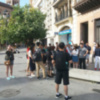 Turistas a la sombra de un naranjo