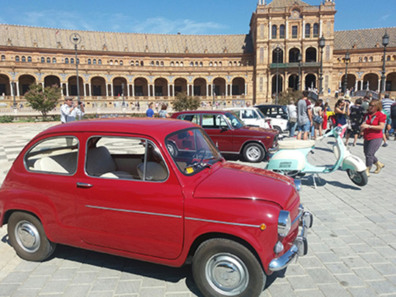 Exposición de vehículos de época en Plaza de España