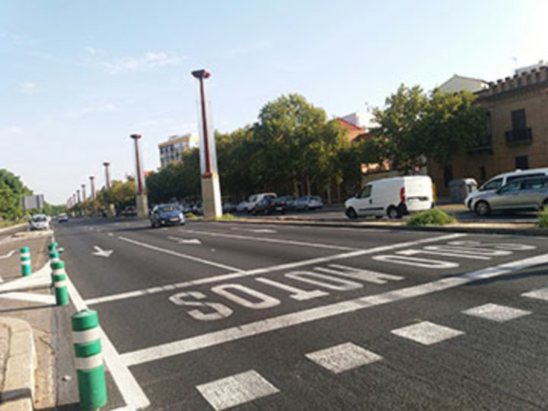 El Ayuntamiento de Sevilla asfalta la calle Torneo.