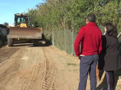 Alicia Valdés visita las obras de mejora en caminos de la localidad