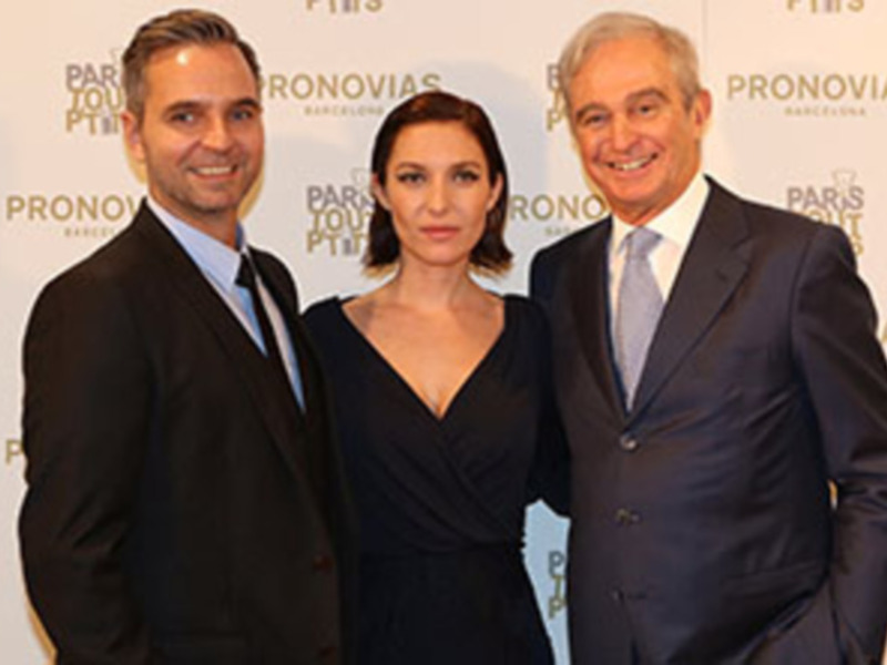 Josephine de la Baume, radiante en la apertura de la nueva Flagship Store Parisina de PRONOVIAS