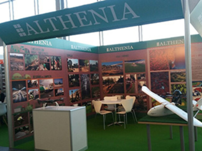 Stand de Althenenia en una exposición con fotos y modelos de aviones de vela.