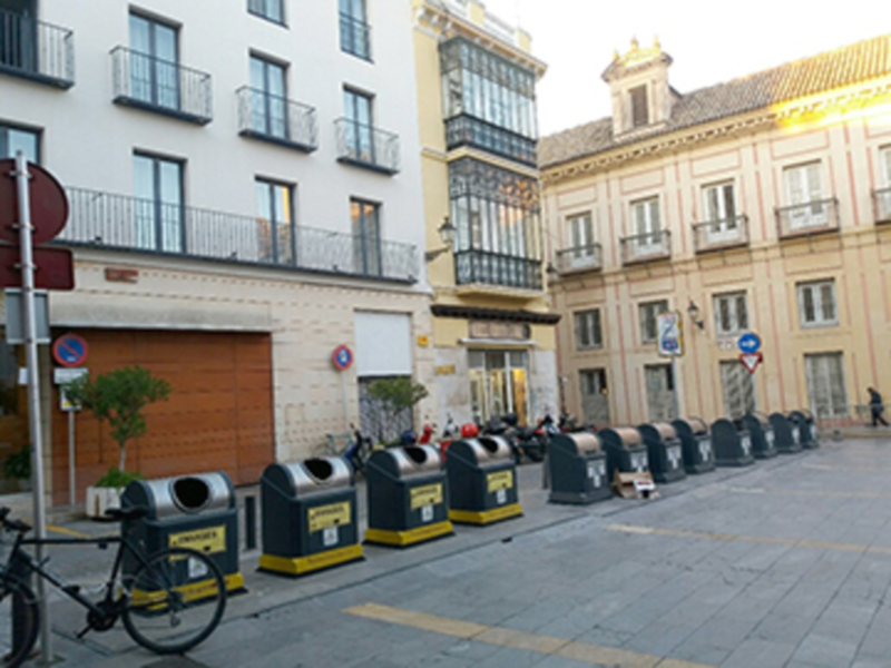 Reciclaje urbano: contenedores de reciclaje en una calle de ciudad.