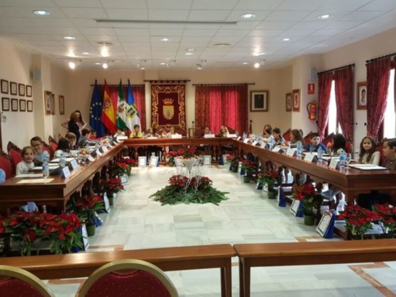 22 alumnos de cuarto de primaria muestran sus preocupaciones en un Pleno infantil para conmemorar el Día de la Constitución