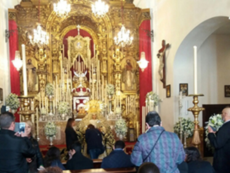 Besamanos en la capilla de Los Marineros en Triana.