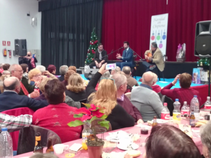 Alrededor de 400 mayores participaron en el tradicional almuerzo de Navidad.