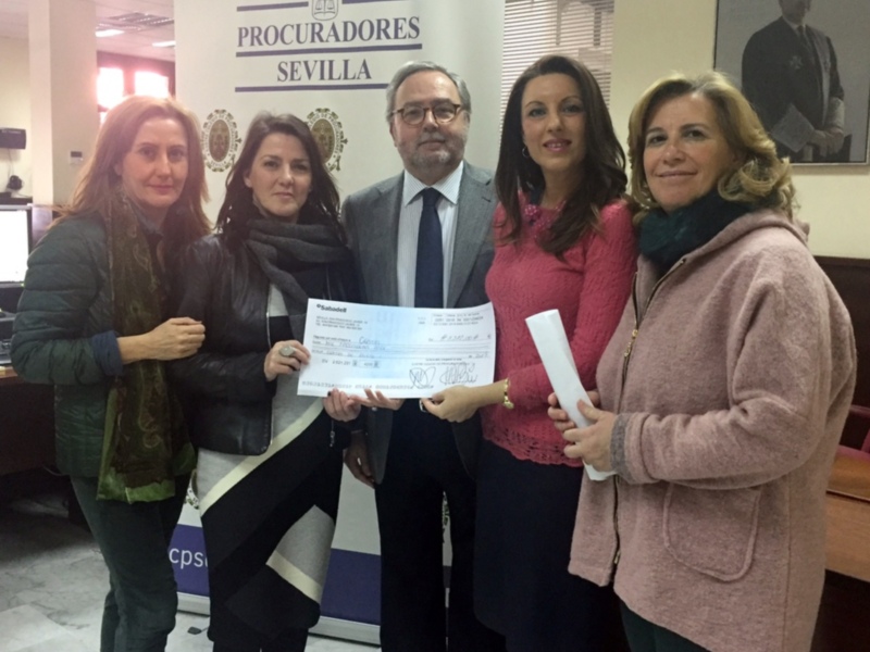 El Colegio de Procuradores de Sevilla entrega el talón del euro solidario a Cáritas Diocesana