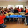 El Ateneo sevillano entrega mantas y sacos de dormir para el colectivo de la Cruz Roja.