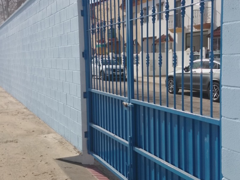 Finaliza la construcción del muro de cerramiento del polideportivo municipal con fondos del Plan Invierte