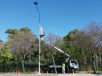 Puesta a punto de luminarias en el recinto de la Cartuja