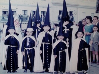 Más de 300 imágenes de la Semana Santa de Sevilla podrán verse en la exposición “La cera que arde” de José Llorente López