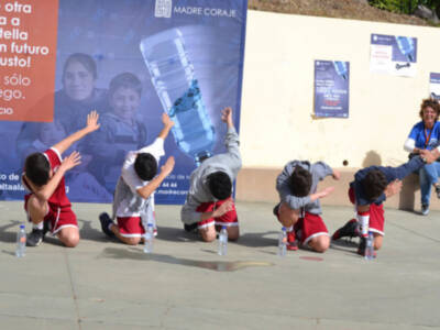Más de 250 personas participan en el mayor ‘Botella Challenge jamás hecho’ para presentar la campaña ‘Dale otra vuelta por un futuro más justo’ de Mad
