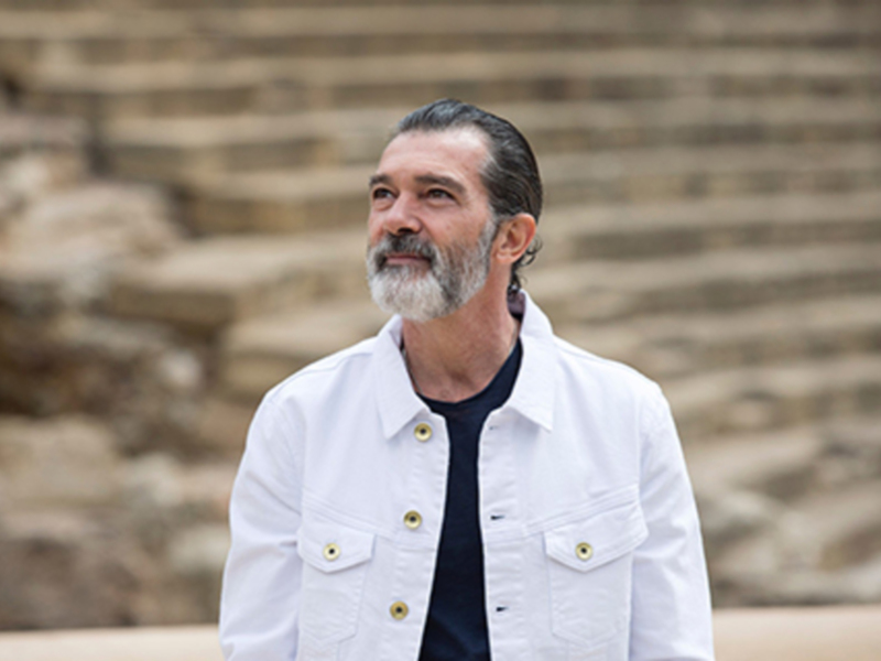 Antonio Banderas, acompañado de su novia Nicole, recibe la Biznaga de Oro en la clausura del Festival de Cine de Málaga.