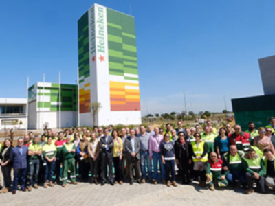 Los empleados de la fábrica de HEINEKEN España en Sevilla se han reunido esta mañana en el jardín de la factoría cervecera para dar el pistoletazo de