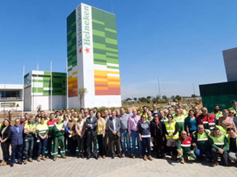 Los empleados de la fábrica de HEINEKEN España en Sevilla se han reunido esta mañana en el jardín de la factoría cervecera para dar el pistoletazo de