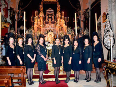 La Hermandad de la Soledad de Alcalá del Rio en Solemne Besamanos  de su Titular Mariana.